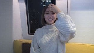 巨乳網紅小騷貨！酒店開房操B！浴缸裡騎乘位，一對大奶乳交，跪地吃JB，操的奶子直晃動…